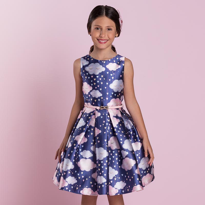 De zibeline, este lindo vestido de festa infantil azul-escuro tem estampa de nuvens e chuva de corações que, decerto, deixa qualquer menina uma verdadeira princesa!