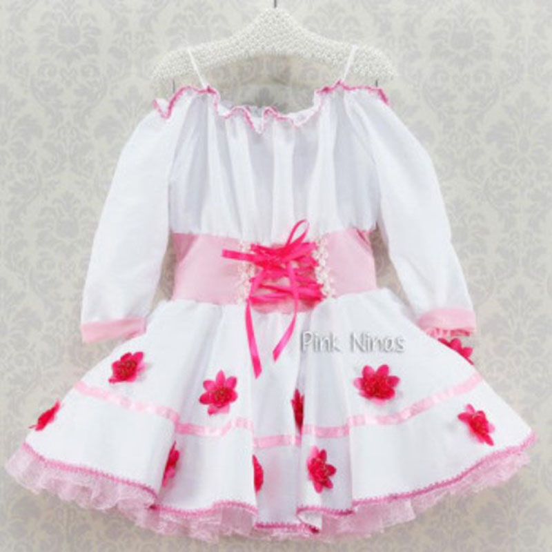 Com flores pink aplicadas à saia e uma faixa de cetim floral, o vestido é uma opção diferenciada para as noivinhas do arraial. Acompanha tiara com tranças e véu, calçola junina e buquê de flores.