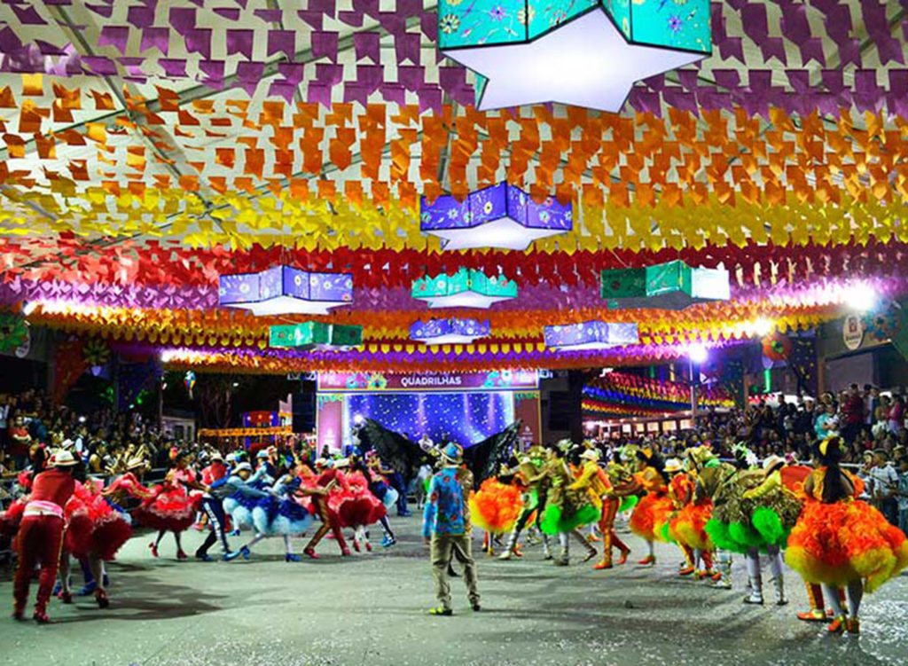 A “capital do forró” também tem um dos maiores festejos do Brasil. Além das atrações musicais, como Alceu Valença e Elba Ramalho, o evento conta com o tradicional festival de comidas gigantes, incluindo algumas das delícias que você pode fazer em casa”. A festa junina ocorre em Caruaru,  de 1º a 30 de junho.